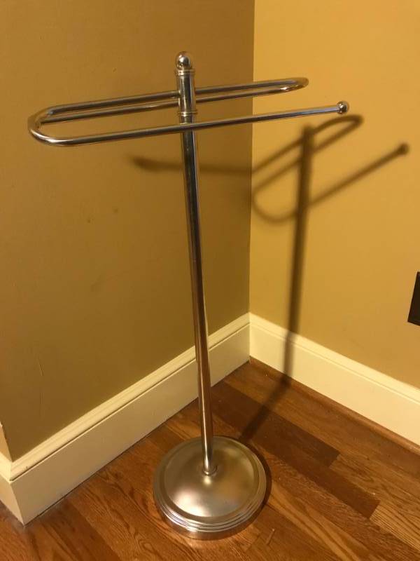 lot 2556 image: Silver metal standing towel rack (or use for belts, jewelry)-34 height