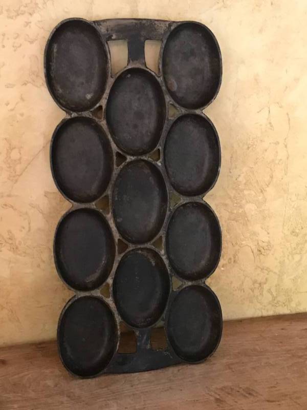 lot 2561 image: Vintage Cast Iron Gem pan