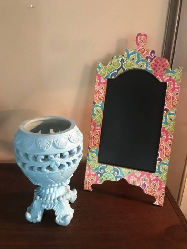 lot 2566 image: Framed Chalk Message Board and Vase