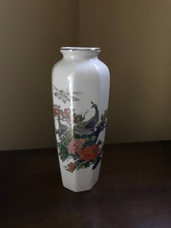 lot 2574 image: 11 Asian Vase with peacock