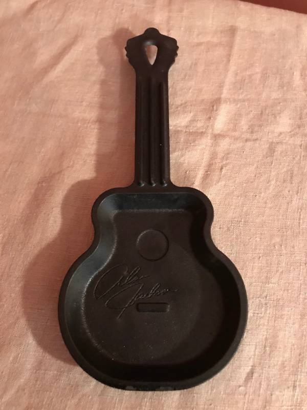 lot 2579 image: Cracker Barrel Alan Jackson Guitar (Cast Iron)-10 12