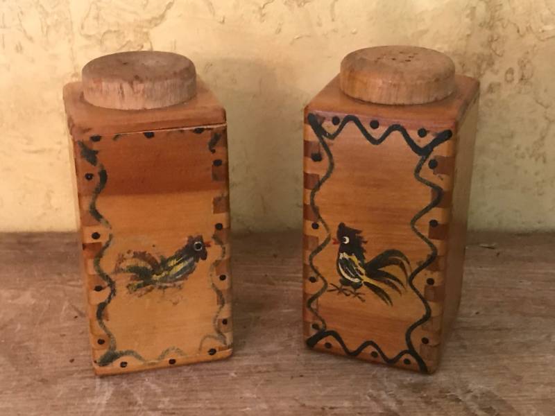 lot 2581 image: Vintage Old Farmhouse Rooster Wooden Salt and Pepper Shakers