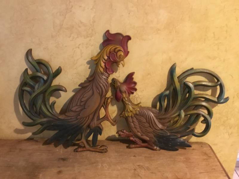 lot 2585 image: Vintage molded plastic Fighting Roosters Wall Dcor