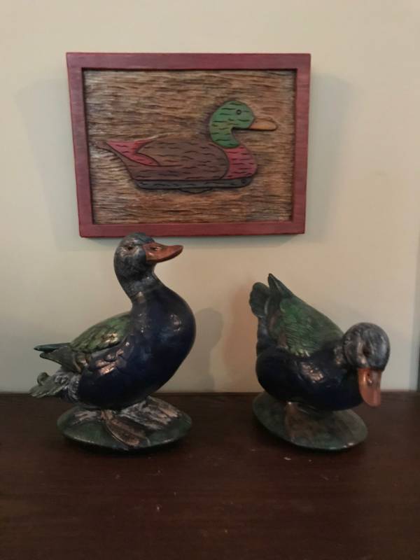 lot 2587 image: Wood Carved Wall Dcor (9 x 12) and Duck figurines