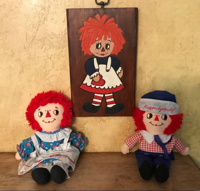 lot 2599 image: Wood Plank wall dcor with carved Raggedy Ann (7 12 x 12) and a Set of Applause Raggedy Ann and Andy dolls