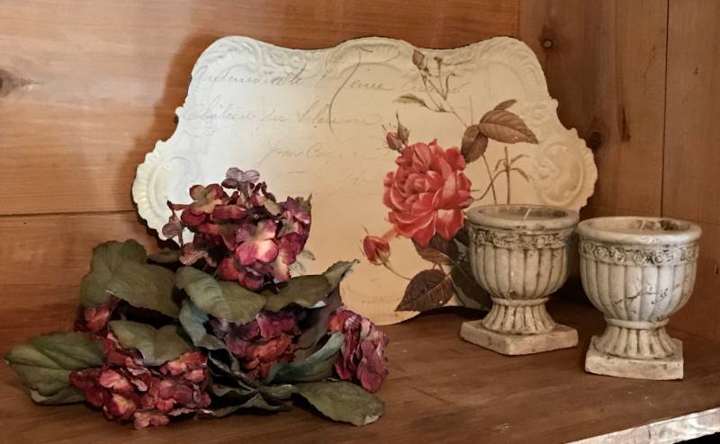lot 2609 image: Tin Rose Tray with candles and flowers
