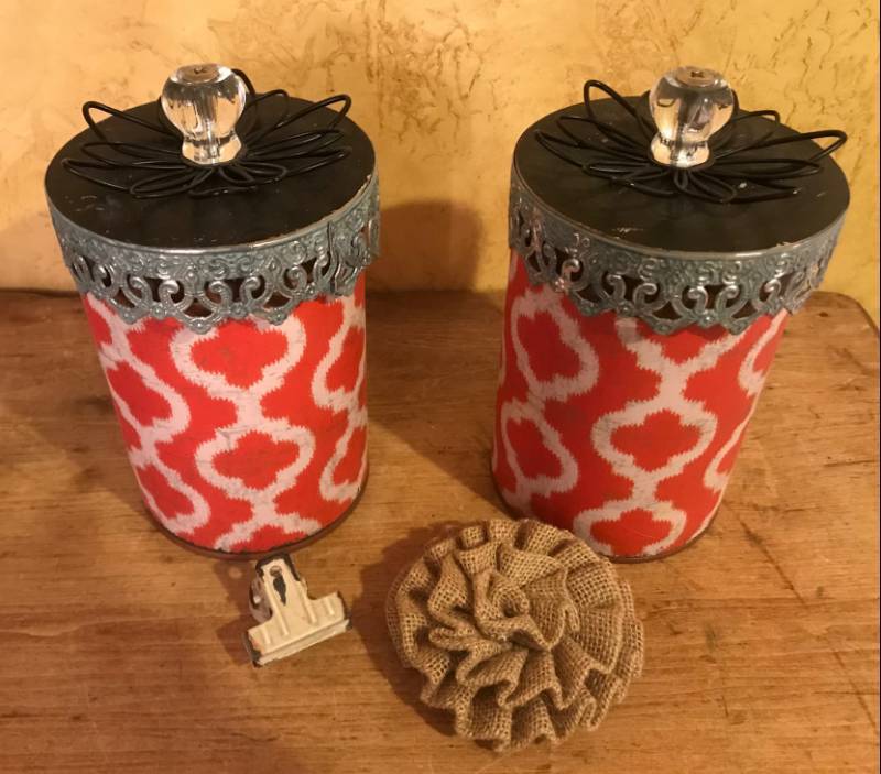 lot 2613 image: Metal Storage Cans with decorated lids and magnets