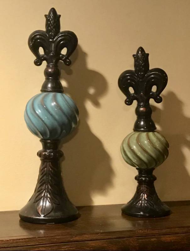 lot 2616 image: Set of 2 Ceramic pedestal Fleur de lis