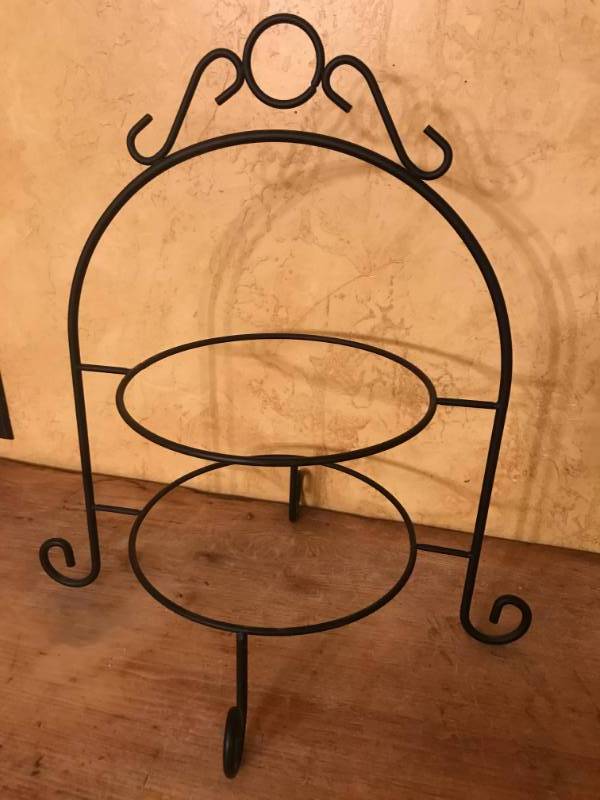lot 2644 image: Metal 2 tier plate rack