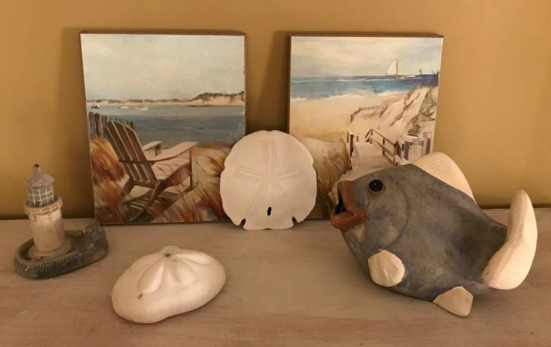 lot 2653 image: Beach Wall Dcor and ceramic fish etc.