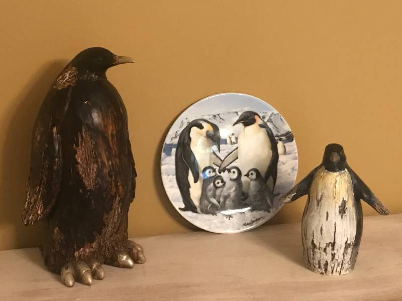 lot 2658 image: Set of Penguin dcor and collectible penguin plate