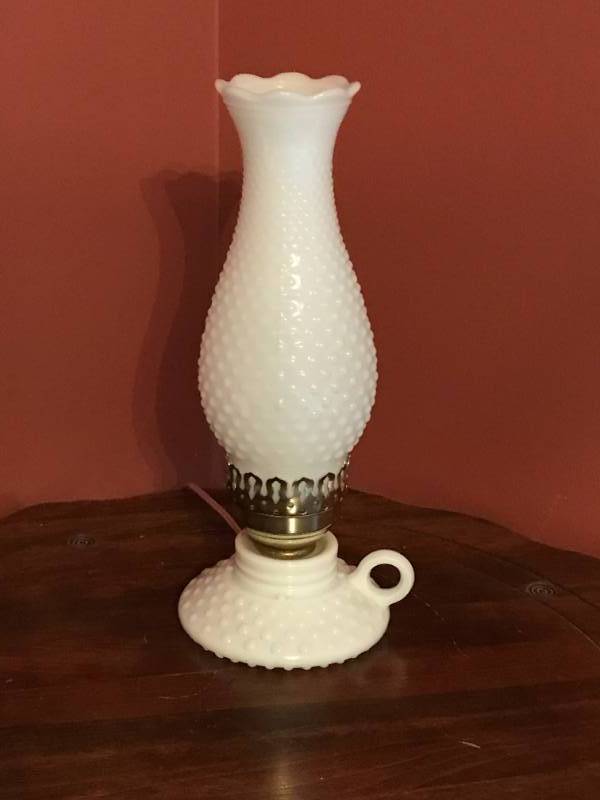 lot 2663 image: Milk Glass Lamp (works)