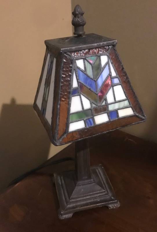lot 2665 image: Stained Glass Lamp (works)