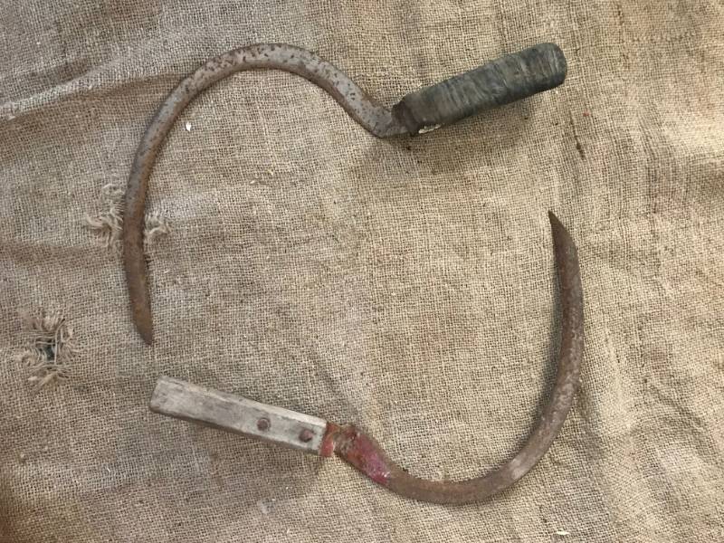 lot 2674 image: Vintage set of Sickles