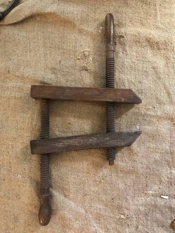 lot 2690 image: Vintage Wood clampvise