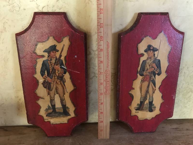 lot 2699 image: Wall PlanksDcor with Soldiers