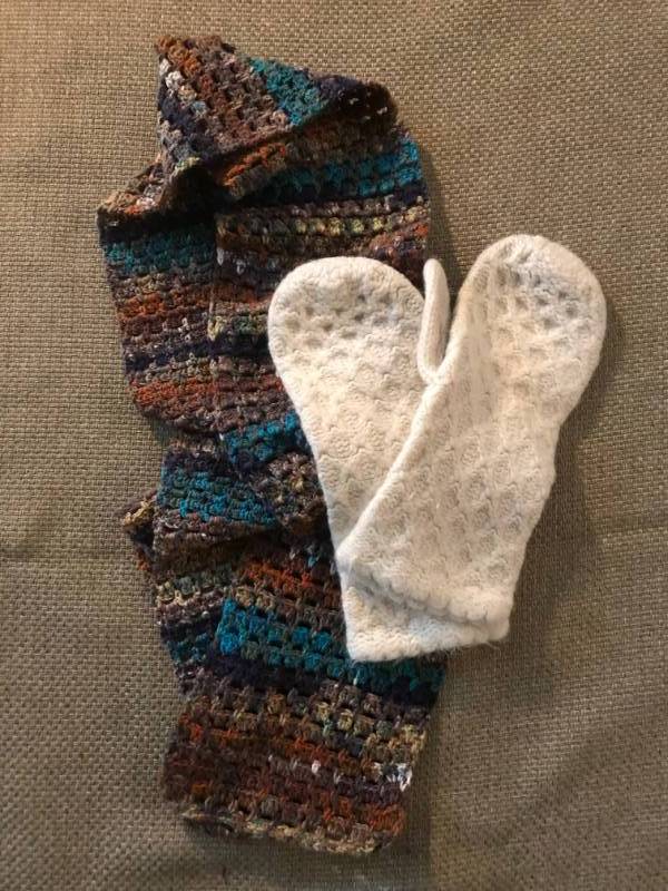 lot 2706 image: Scarf and Mittens