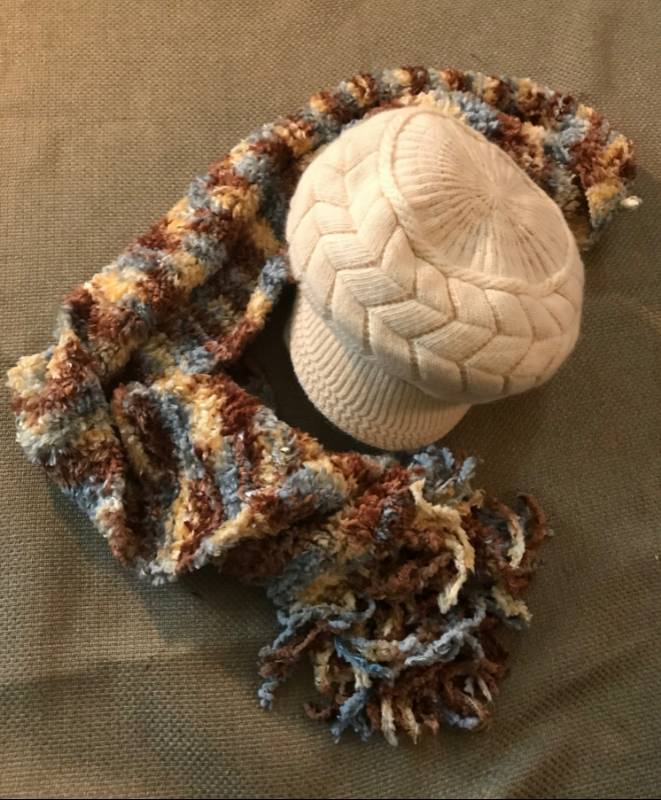 lot 2714 image: Knitted Winter Cap and scarf