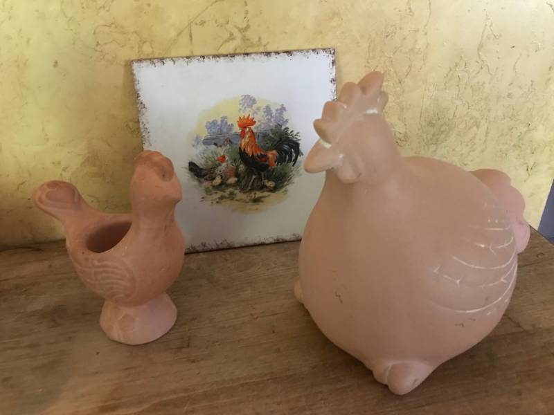 lot 2719 image: Terra Cotta Chickens and trivet