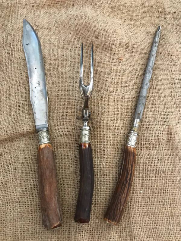 lot 2746 image: Rustic utensil serving set with antler handles