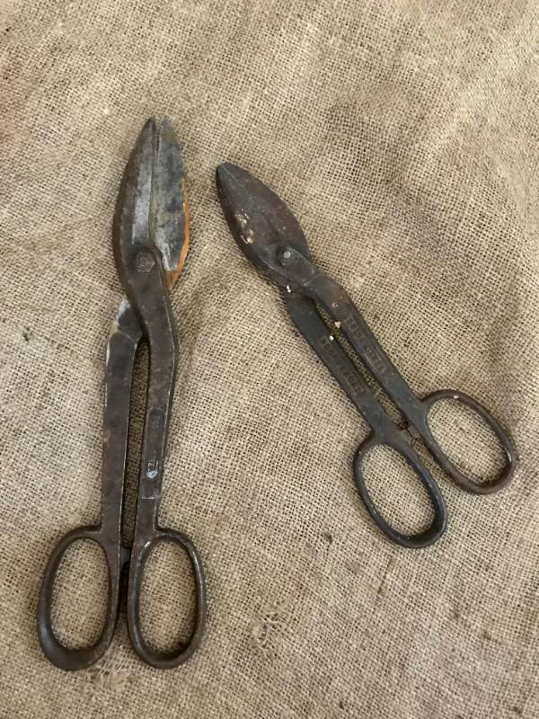 lot 2762 image: Set of Vintage Rustic Metal ShearsSnips