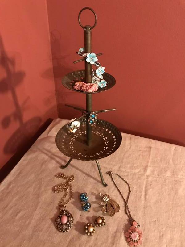 lot 2783 image: Vintage 2 tier metal stand with jewelry