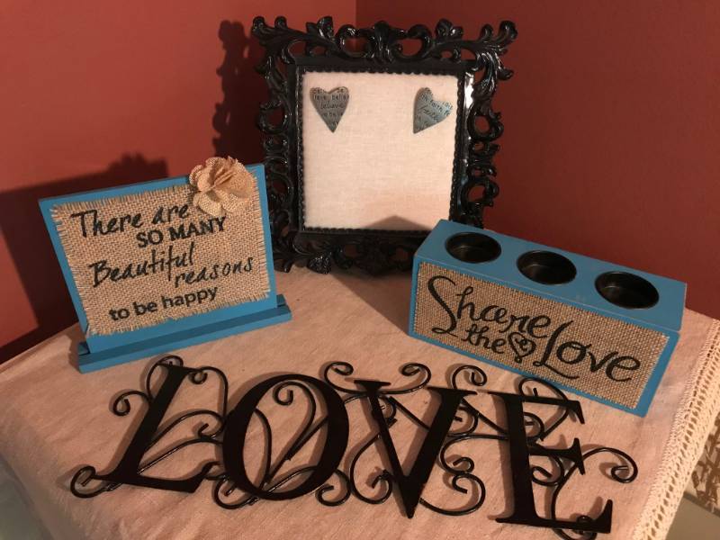 lot 2788 image: Share the Love and Be Happy Dcor
