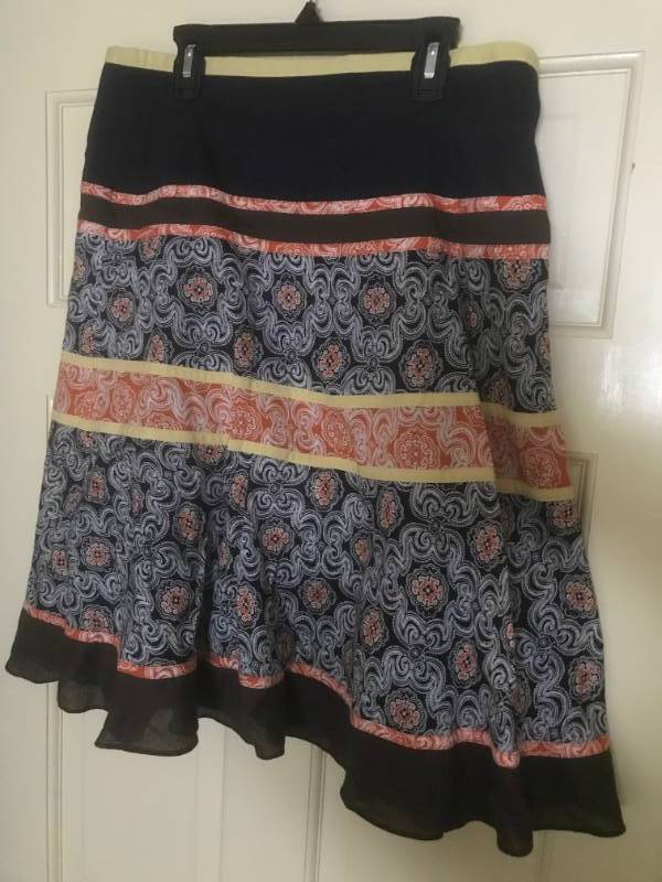 lot 2839 image: Harolds Skirt-Size 8