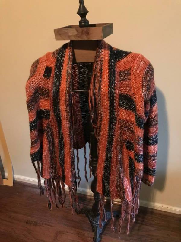 lot 2843 image: Rue 21 Sweater Cardigan-Medium