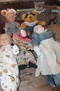 lot 3917 image: Rubbermaid with Vintage Dolls