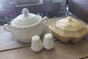 lot 3924 image: Vintage Salt and Pepper Shaker and More