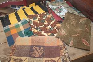 lot 3954 image: Lot of Placemats and Table Runner