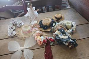 lot 3956 image: Vintage Dolls and More