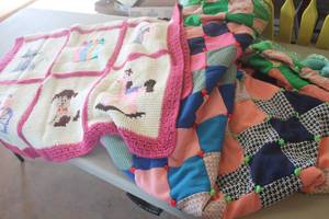 lot 3959 image: Vintage Tied Quilt and Afghan
