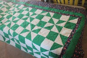 lot 3960 image: Vintage Queen Size Quilt