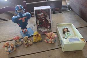 lot 3965 image: Vintage Dolls and More
