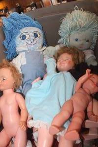 lot 3968 image: Rubbermaid with Vintage Dolls