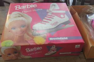 lot 3969 image: NIB Size 1 Barbie Figure Skates