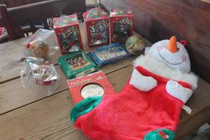 lot 3976 image: IOB Vintage Looney Tune Christmas Ornaments & More