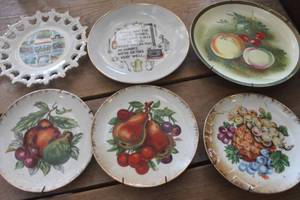 lot 3982 image: Vintage Dcor Plates