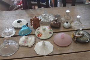 lot 3989 image: Vintage Misc. Lids and More