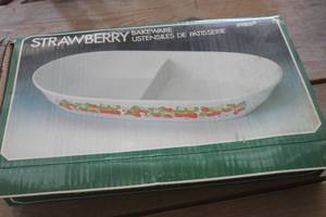 lot 3990 image: IOB Strawberry Bakeware Dish