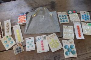 lot 3999 image: Vintage Buttons and More