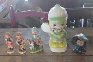 lot 4000 image: Vintage Bank and Figurines