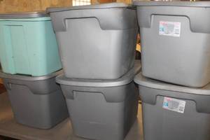 lot 4014 image: Lot of Rubbermaids