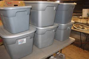 lot 4015 image: Lot of Rubbermaids
