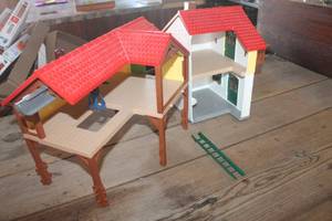 lot 4016 image: Schleich Large FarmhouseBarn