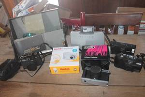lot 4017 image: Vintage Cameras and More untested