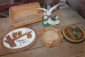 lot 4026 image: Vtg. Bird Figurine and More Home Dcor