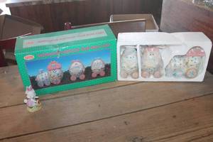 lot 4028 image: Lefton Bunny Figurine and More